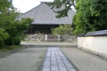 <p>Tampak depan kuil</p>
