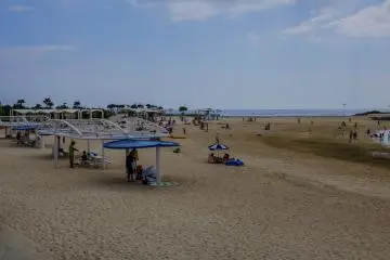 <p>Pantai Emerald memiliki banyak tempat duduk atau tempat beristirahat untuk menikmati pantai</p>