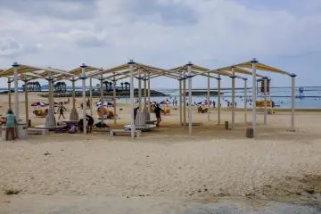<p>Terdapat beberapa tempat yang disediakan secara gratis untuk menikmati pantai atau Anda juga dapat menyewa rumah pantai</p>