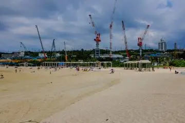 <p>Terdapat lahan yang cukup luas di pantai pasir dengan karang putih</p>