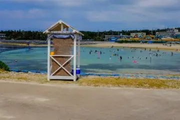 <p>Terdapat beberapa tempat untuk penjaga pantai</p>