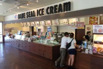 <p>The ice cream counter and sales counter are very attractive and appealing to the eye</p>