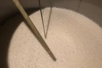 양조되는 사케