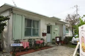 Each “house” in Minatogawa Stateside Town is identified by a number. This café is Number 28