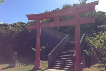 <p>A large&nbsp;torii leads to a pathway winding up the hill</p>