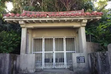 <p>Red Okinawan tiles line the roof of the shrine</p>