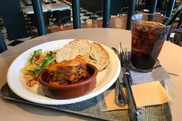There are lunch sets available with a hot dish, two salads and bread, and a drink