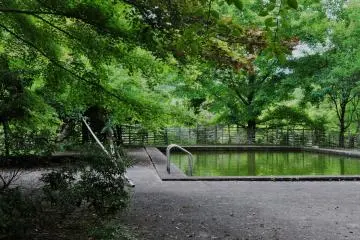 At Mizunomi-oji I found an abandoned pool, as well as a drinking fountain