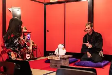 Pose for pictures in the "White fox" room
