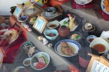 <p>ที่ร้านอิโซะโนะกะวะมีอาหารให้เเลือกมายมาย</p>