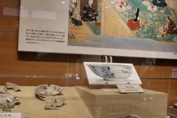 These plates look like the precursors to Tobe-yaki ceramics