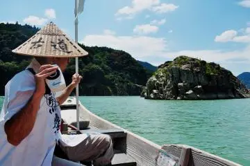 During the Hayatama Shrine festival, boats row upstream and circle this little island where the deities are believed to have first appeared