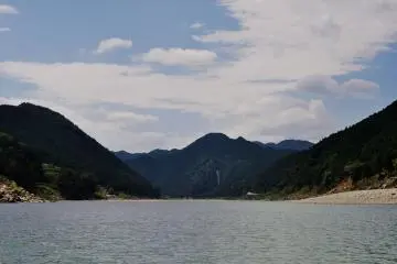 The water is usually calm. During the shaky parts, visitors are offered a plastic sheet to cover themselves against splashes of water