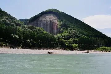 Various interesting rock formations can also be found here. Some of them seem to have a mystical background, according to the guide's explanation