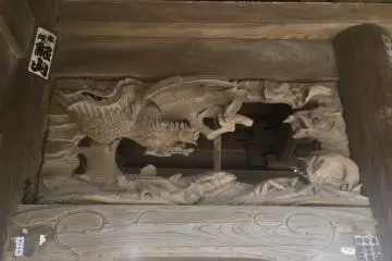 Auspicious creatures above the gate