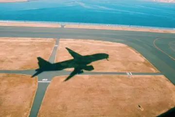 Departing Haneda Airport (Photo: Yu Kato / Unsplash)