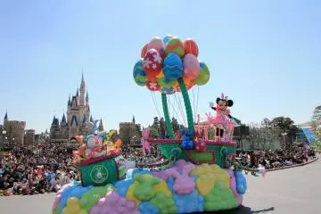 Minnie waves to a happy crowd 