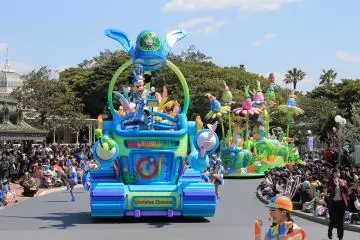 The "Usatama on the run!" Easter Parade