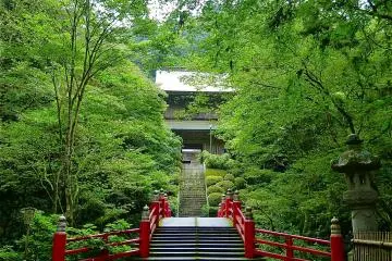 Approaching Ungan-ji from the front