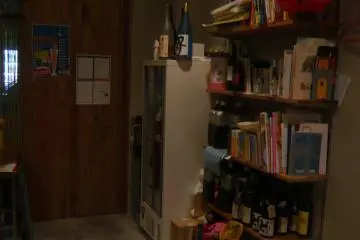 가게 전경. 카운터와 테이블 두 개의 작은 가게