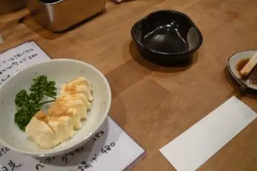 크림치즈 위에 미소를 얹은 안주!