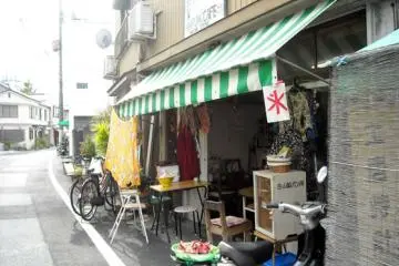 Warung by day (Photo: Attaka)