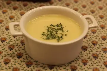 신선하게 만들어진 콘 수프로 식사를 시작했다