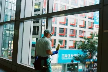 The windows at the connection between Inokashira Line and Shibuya station provide a great view to the "Time Square" of Tokyo, but only with the help of these guys who make sure the windows are not fogged and dusty. 