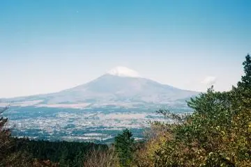 Before I knew it, Fujisan was already closed to public for the year. Last October we had only four days of sun. Yet, on a rare day in Spring, Fujisan stood tall and undisturbed, not covered by clouds or rain. The mountain carried the entire blue sky on its shoulders — it was so big and gorgeous that everything between us seemed to have transformed into quiet verdant waves that were part of the mountain itself. 