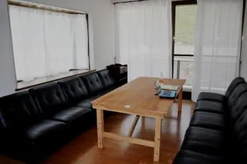 <p>ห้องนั่งเล่น อยู่ติดกับห้องครัว</p>