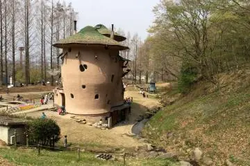 The iconic mushroom house, the most popular attraction at the Tove Jansson Akebono Children's Forest Park. 