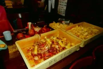 <p>You can casually watch them peel and cut the apples to make them into delicious treasures</p>