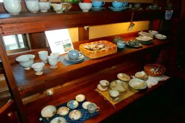 <p>You can find many kinds of souvenirs at the souvenir shop</p>