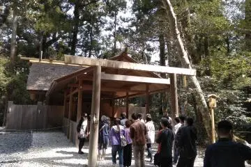 Queue to pray at Geku 