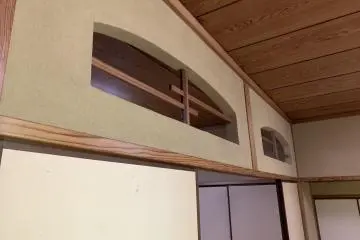Ornamental dividers above fusumas separating rooms