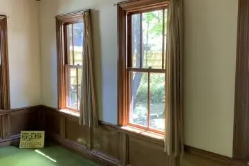 The coved ceiling, western-style butler room close by the foyer
