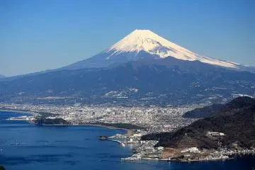 Photo: <a href="https://commons.wikimedia.org/wiki/File:Numazu_and_Mount_Fuji.jpg" target="_blank" rel="noreferrer noopener nofollow">Alpsdake</a> / <a href="https://creativecommons.org/licenses/by-sa/4.0/deed.en" target="_blank" rel="noreferrer noopener nofollow">CC BY-SA 4.0</a>