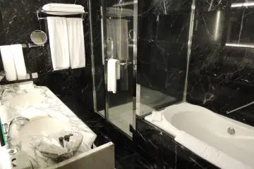 <p>ห้องน้ำสำหรับ Ambassador Suite</p>