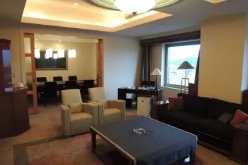 <p>ห้องนั่งเล่นและห้องทานอาหารสำหรับ Ambassador Suite</p>