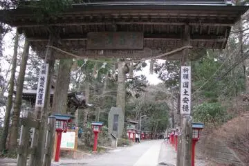 Lanterns on the way to Takao-san