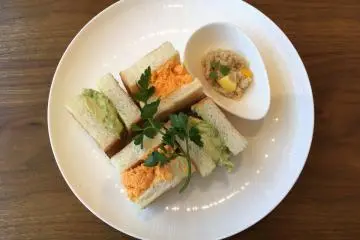 Tasty sandwiches are available at Isshikido