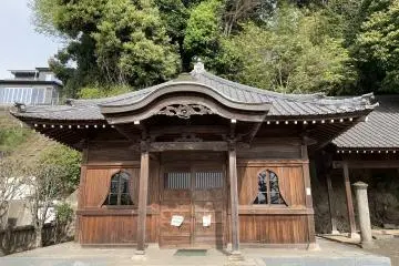 A view of the image shelter from the gate on the street