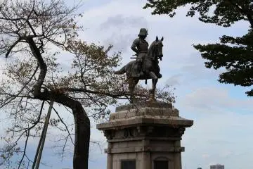 The monument facing the city located at the foot Aoba Mountain