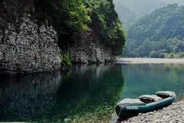 Kayaking in the Kumano area is a wonderful experience because of the beauty of the landscape. (Photo: Virginia González)