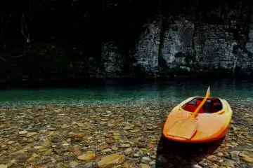 The instructor gives kayaking lessons in the Kumano area for both novices and the experienced. (Photo: Virginia González)