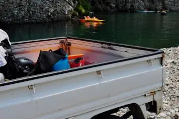 เราใช้รถกระบะสำหรับนำเรือไปที่ริมฝั่งแม่น้ำ