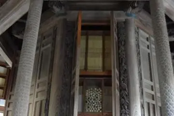 Kyozo Sutra Archive: In front of Kaiko-an, there is a wooden bookrack with handles. Inside the bookrack, there are complete Buddhist scriptures. It is said that if you rotate one circle, you will earn the same blessing as if you had read through the entir