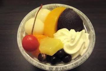 Dango with fruits and creme
