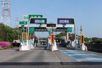 Japanese expressway toll stop (Photo: StockStudio / Shutterstock.com)