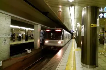 รถไฟกำลังจะมาถึงในชานชานที่สอง